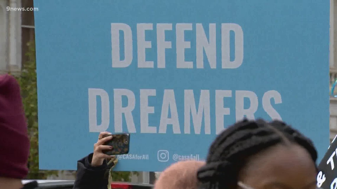 El fallo de un juez federal detiene el programa DACA para nuevos - Vimarsana News