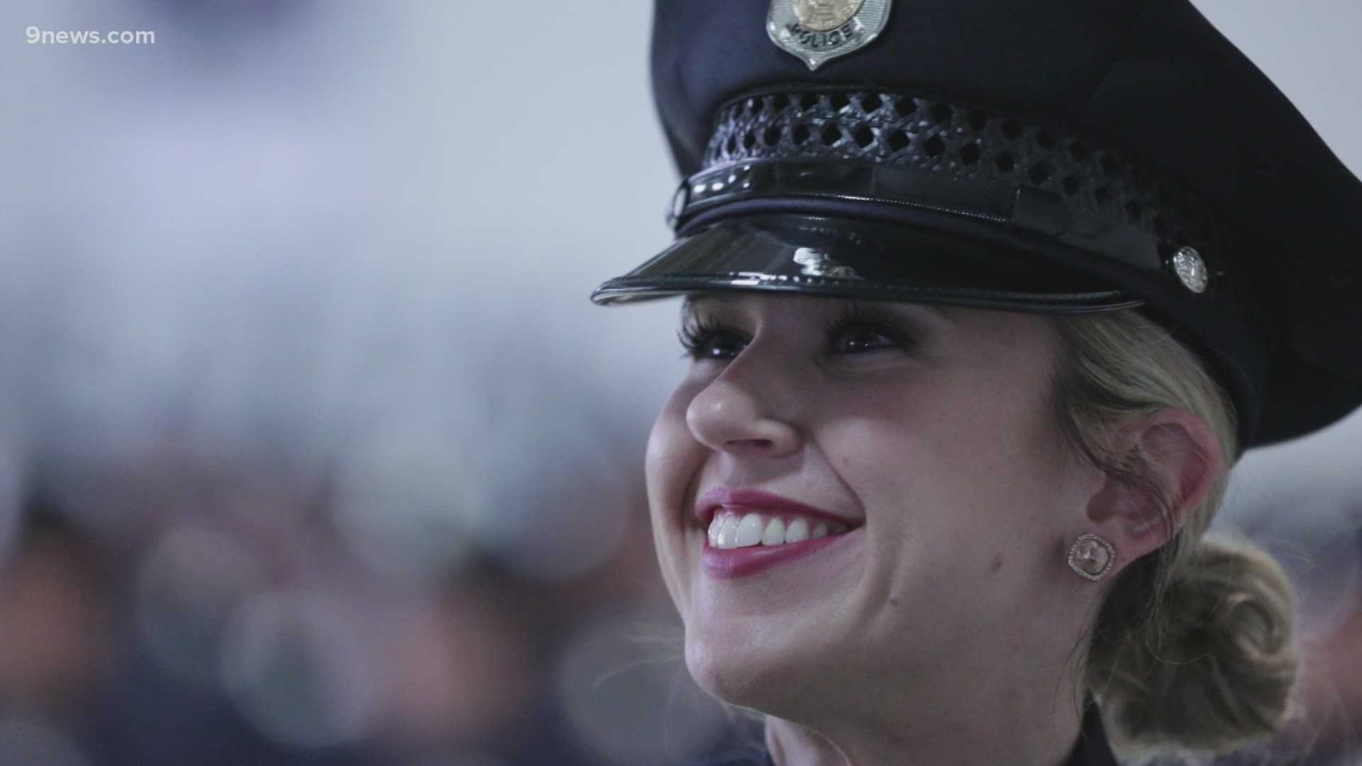 24 июня женщины. Полицейская Академия женщины. Полицейская Академия Крикун. Полицейская Академия блондинка в кожаной кепке фото.