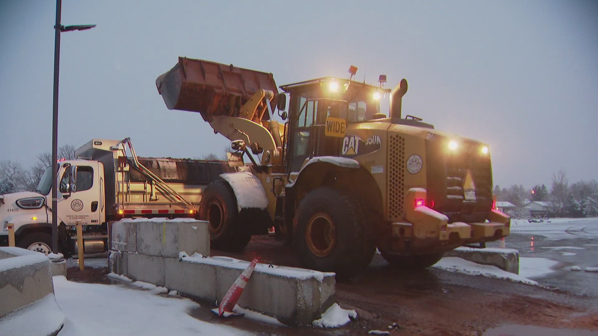 Aurora snow removal crews prep for long night as snowfall leads to ...