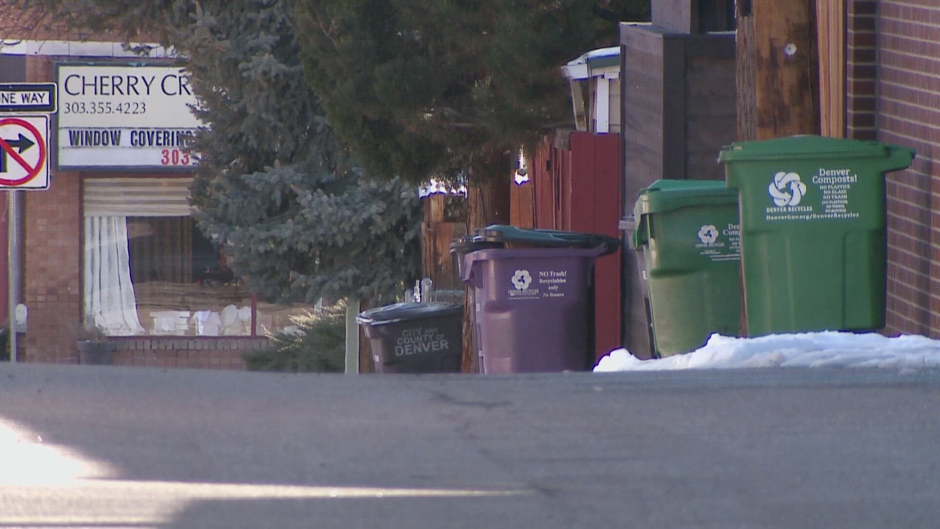 Experts say trash from holiday gifts can be a target for thieves, and to make sure to remove labels and receipts.