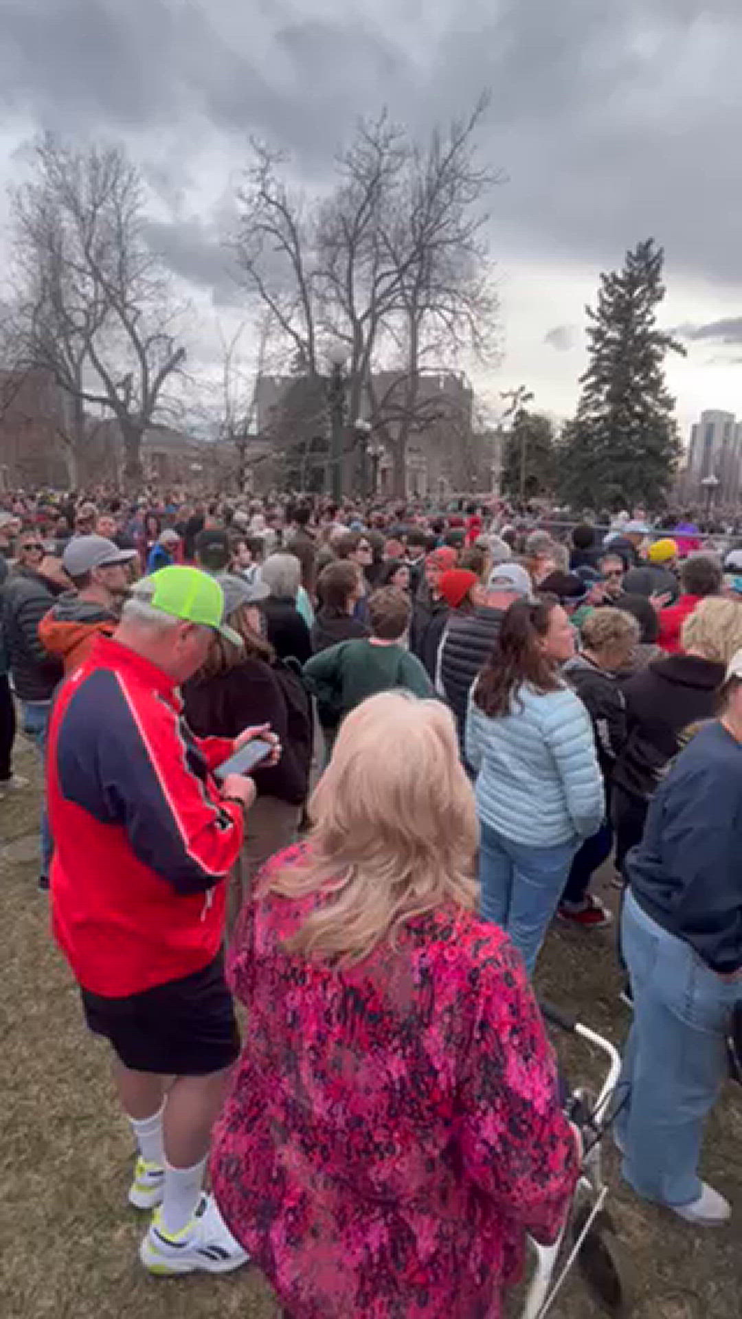 Packed house (lawn) in Civic Center. Ain’t no water bottle making it through.