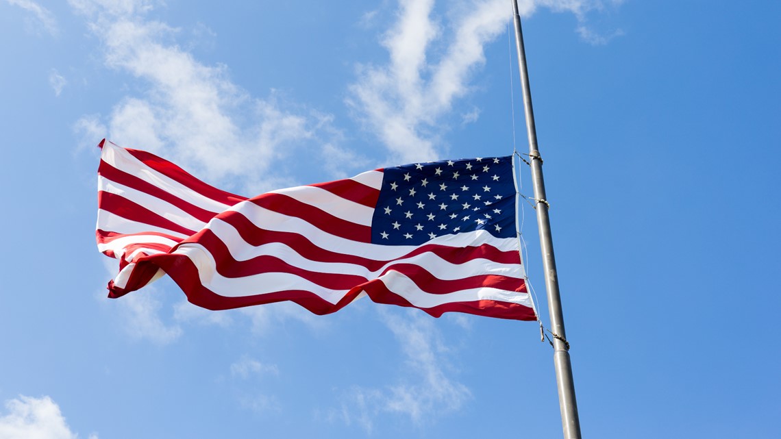 Gubernur Colorado menurunkan bendera untuk menghormati Bob Dole, Pearl Harbor