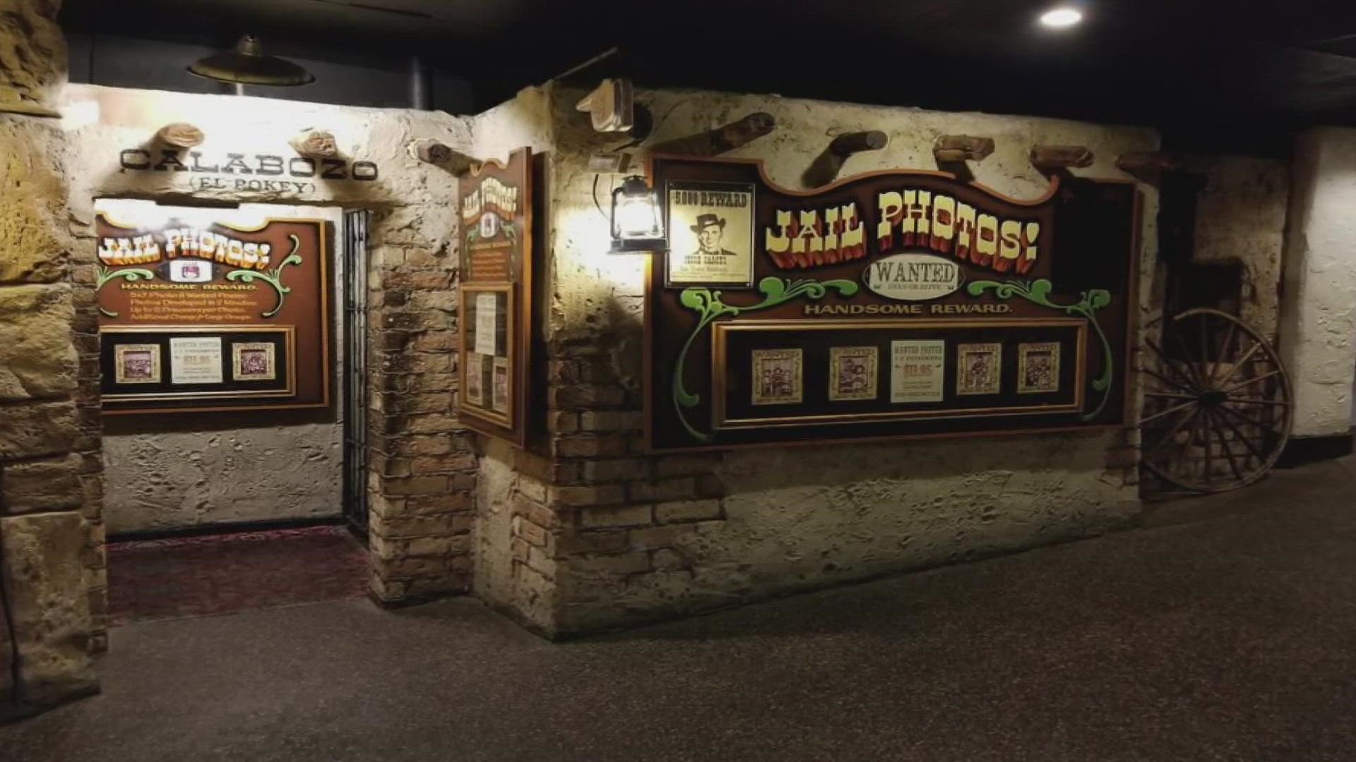 The man who spent 45 years operating the “Jail Photos!” room at Casa Bonita speaks to 9NEWS about selling some historic items from the iconic restaurant.