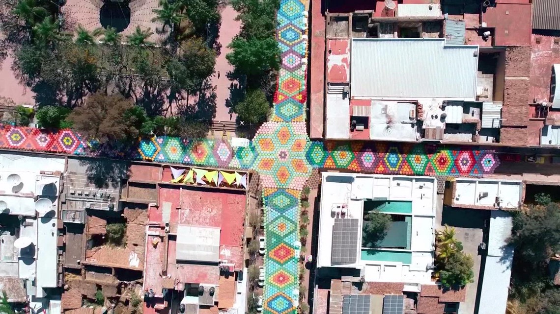 Mujeres elaboran el crochet más grande del mundo en una ciudad de México