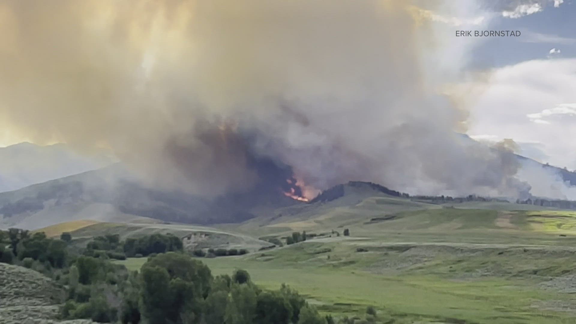 A 400-acre wildfire is racing down a ridge between Squirrel and Mill Creeks near Crested Butte and people have been evacuated from their homes.