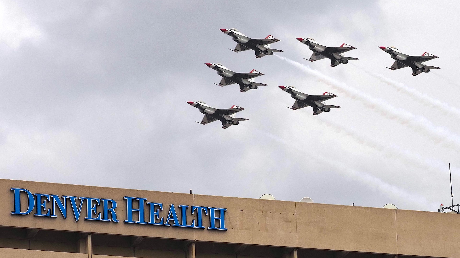 The F-16s of the USAF Thunderbirds performed a flyover in Colorado to honor front line COVID-19 workers. Sky9 caught a portion of their flyover in the Denver area.