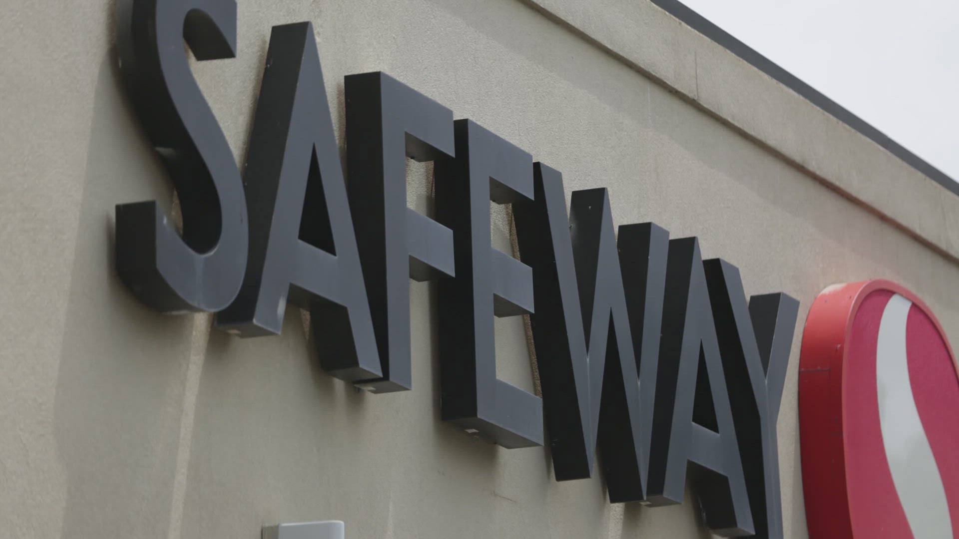 Safeway and the union representing its workers are up against a midnight deadline to work out a deal to avoid a strike. 