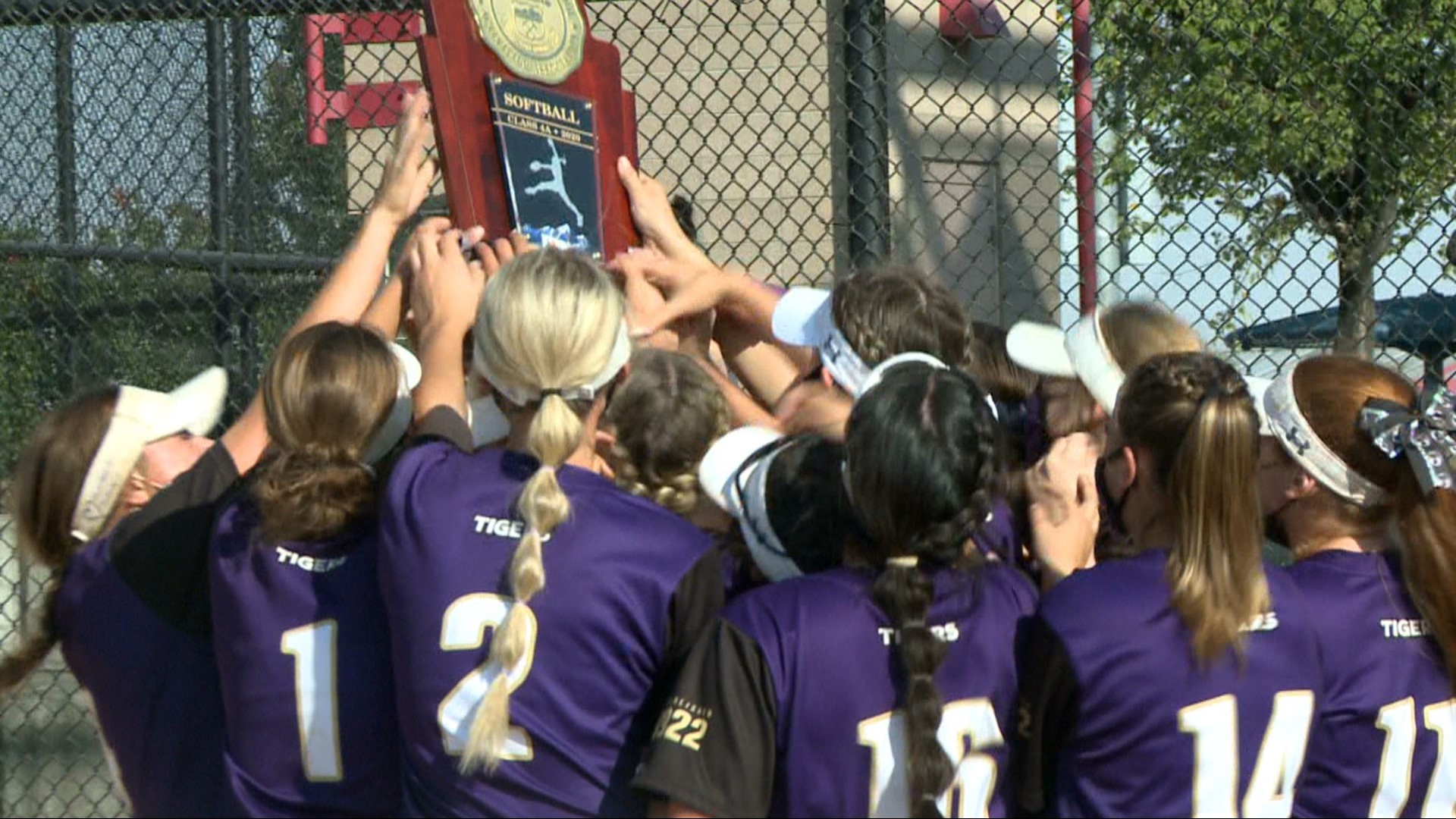 Extended highlights from Holy Family's 9-6 win over Mead in the 2020 Class 4A softball state championship game.