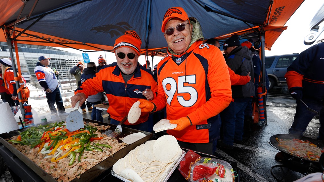 Oakland, California, USA. 13th Nov, 2005. Denver Broncos guard Ben Hamilton  (50) on Sunday, November 13, 2005, in Oakland, California. The Broncos  defeated the Raiders 31-17. Credit: Al Golub/ZUMA Wire/Alamy Live News