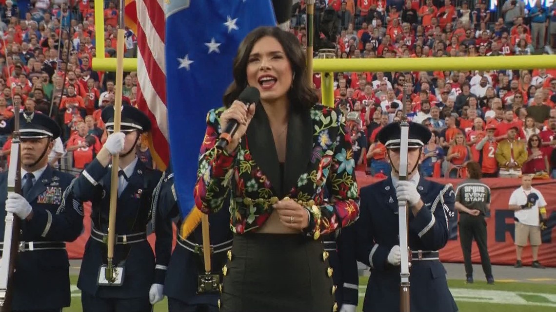 Belén de León canta el himno nacional en el juego de los Broncos