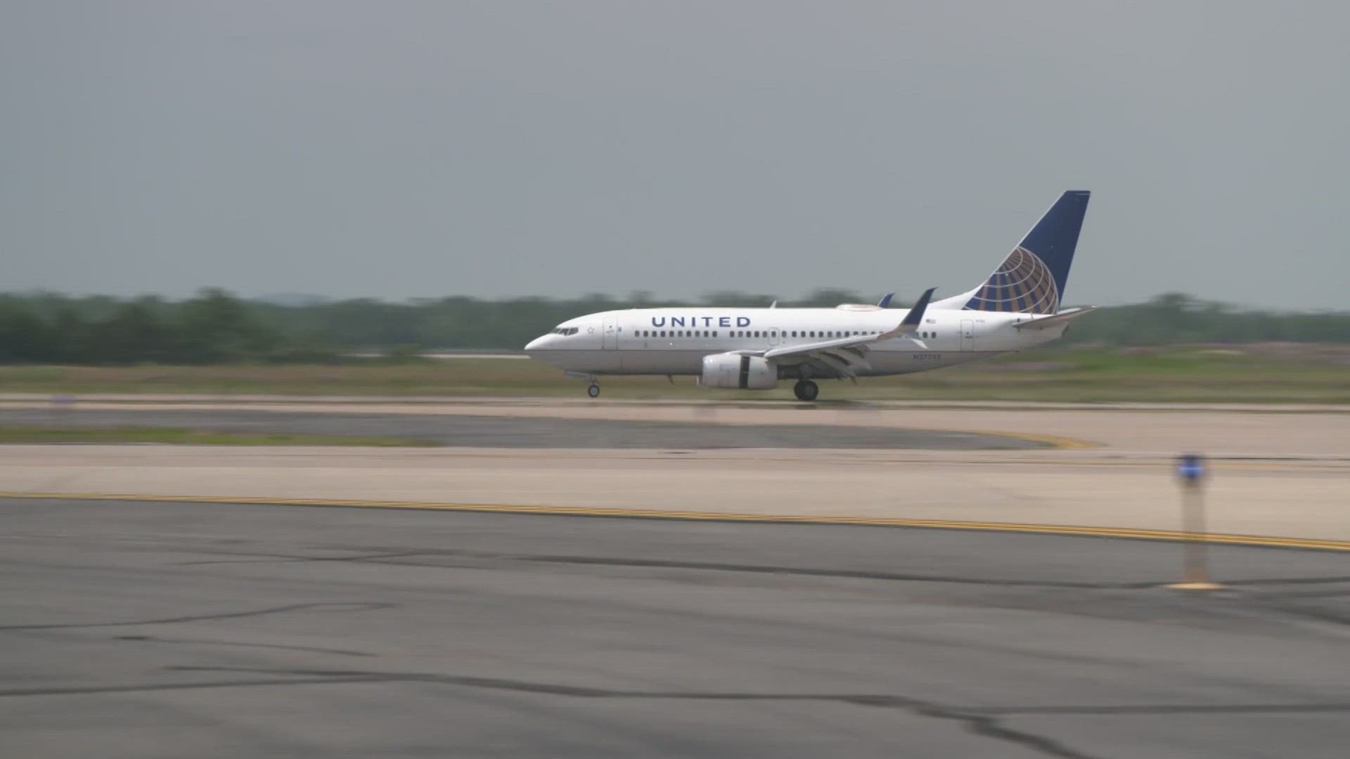 Federal officials said United crews had been unable to contact airline dispatchers through normal means.