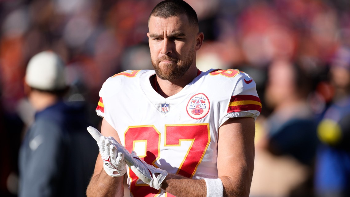 Denver Broncos guard Netane Muti comes onto the field for their NFL  football game against the Kansas City Chiefs, Sunday, Dec. 5, 2021 in  Kansas City, Mo. (AP Photo/Reed Hoffmann Stock Photo - Alamy