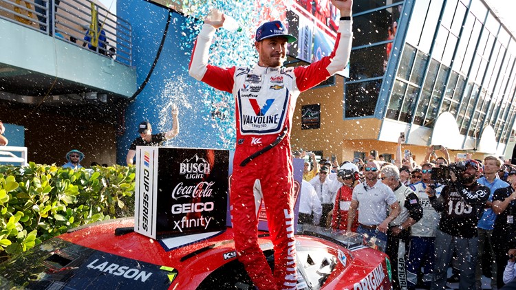 Kyle Larson wins at Homestead, holding off Chastain at end