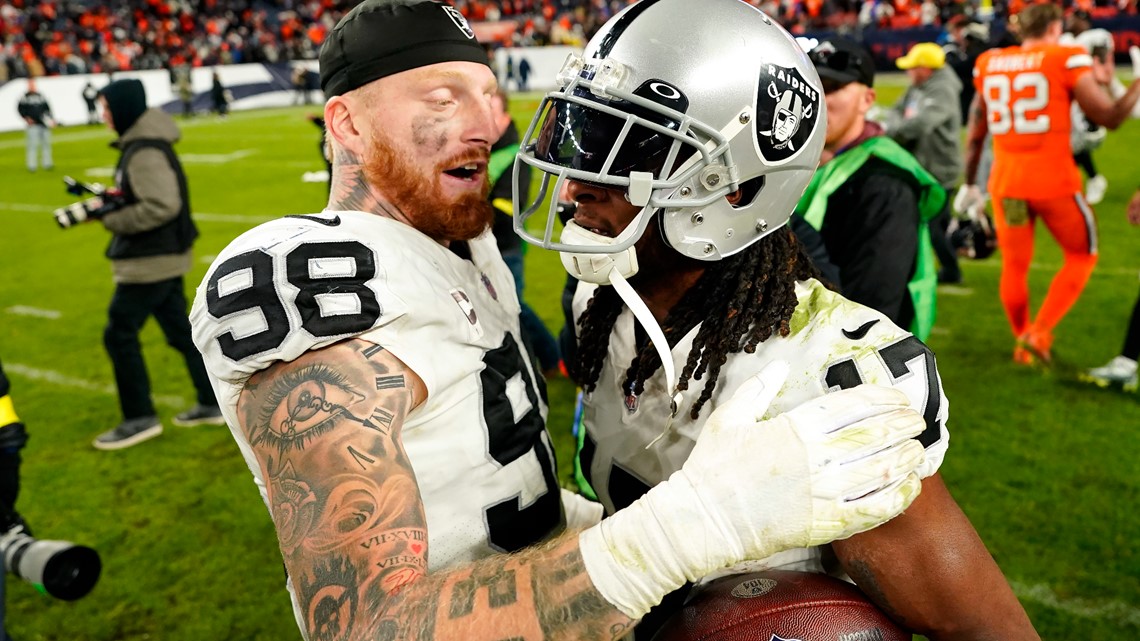 Las Vegas Raiders defensive end Maxx Crosby (98) warms up before an NFL  football game against the Denver Broncos in Denver, Sunday, Nov. 20, 2022.  (AP Photo/David Zalubowski Stock Photo - Alamy