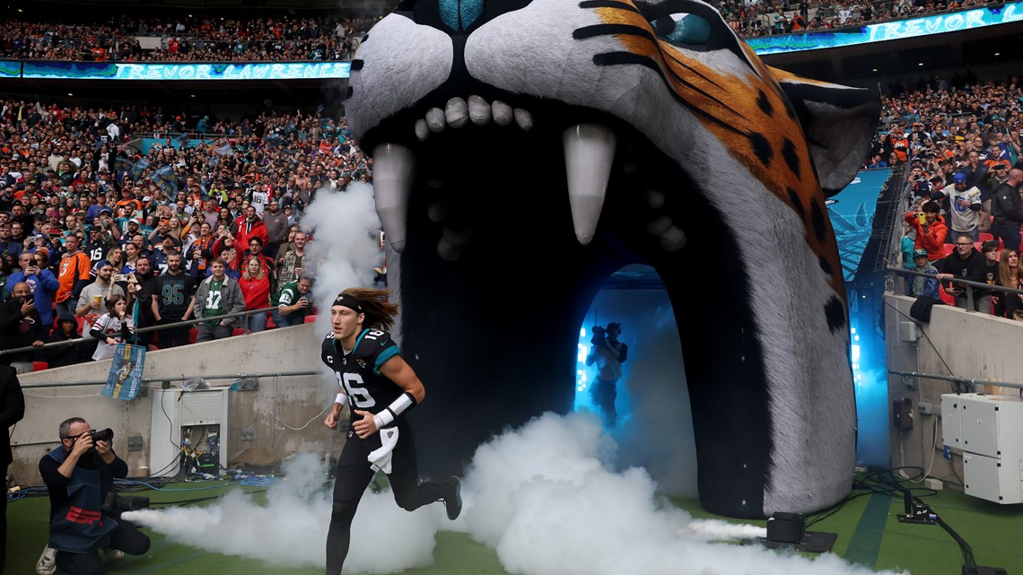 Jaguars' mascot drops into Wembley Stadium for NFL spectacular