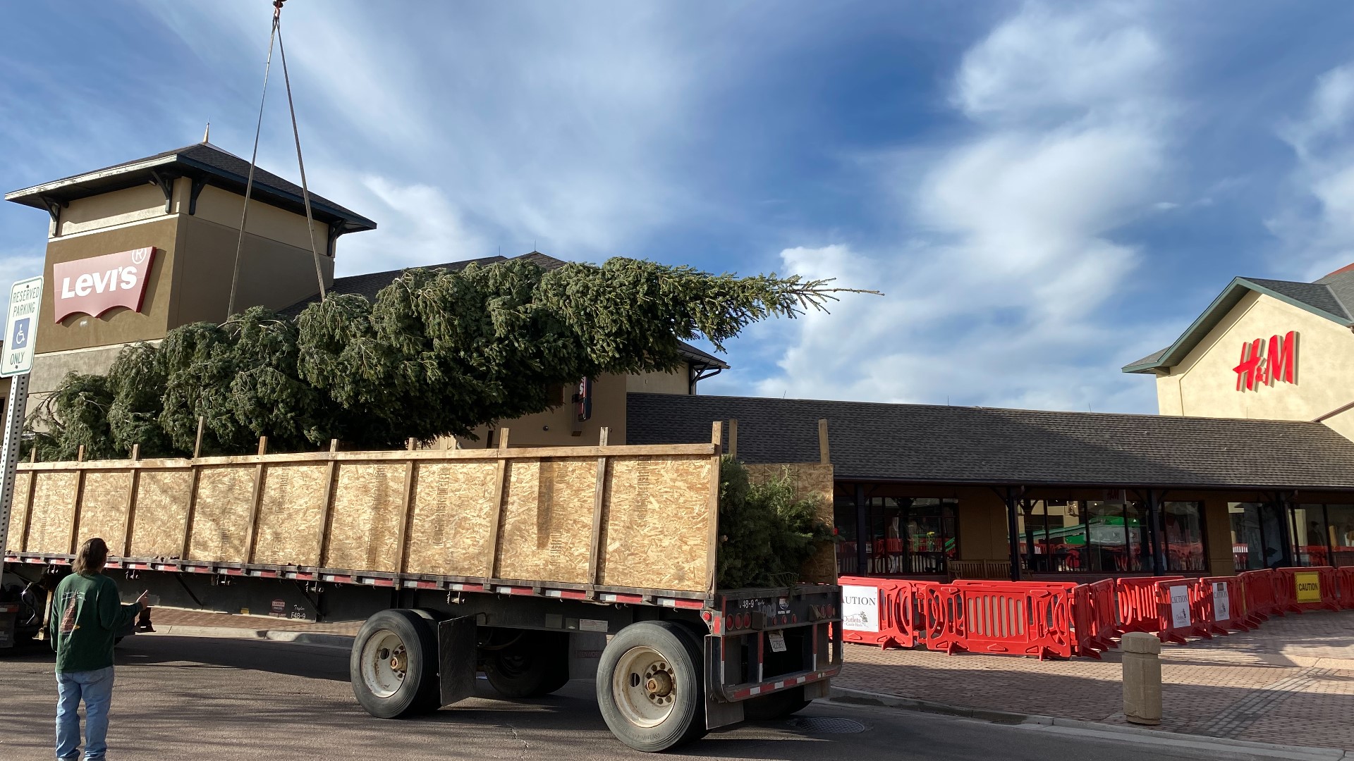 55-foot-tall Christmas tree arrives at Outlets at Castle Rock 