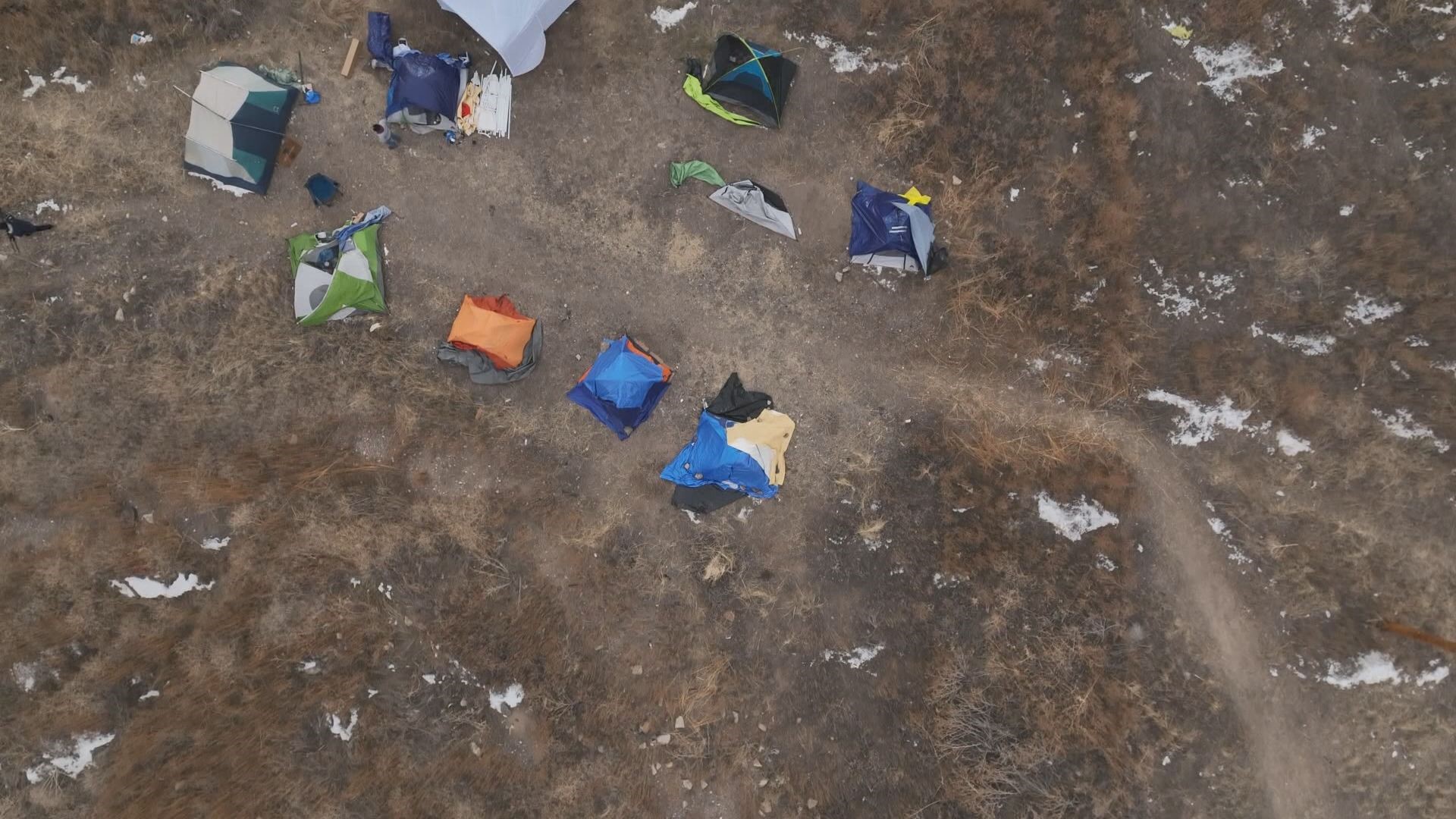 Un puñado de migrantes se están quedando en un nuevo campamento en el norte de Denver después de que la ciudad barriera su campamento anterior a principios de enero.