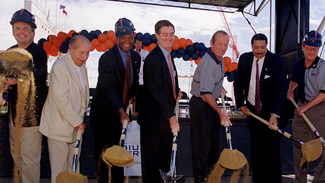 Pat Bowlen funeral: Crowd estimated at 500 attends Broncos owner's service