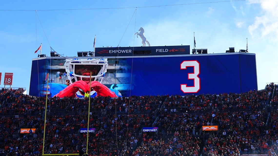 Broncos pay tribute to Damar Hamlin