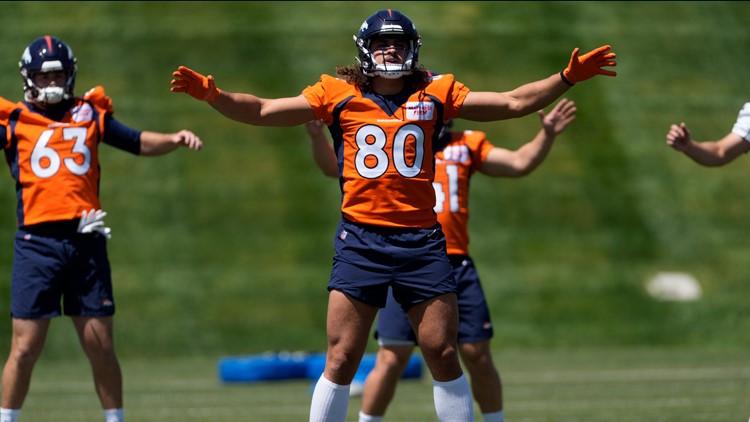 Denver Broncos rookie tight end Greg Dulcich during the opening session of  the NFL football team's training camp Wednesday, July 27, 2022, in  Centennial, Colo. (AP Photo/David Zalubowski Stock Photo - Alamy