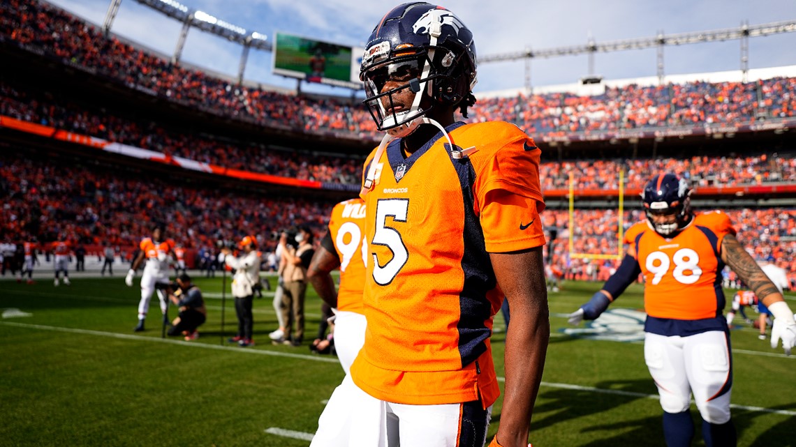 Denver, CO, USA. 28th Nov, 2021. Denver Broncos inside linebacker Kenny  Young (41) celebrates a key defensive stop in the first half of the  football game between the Denver Broncos and Los