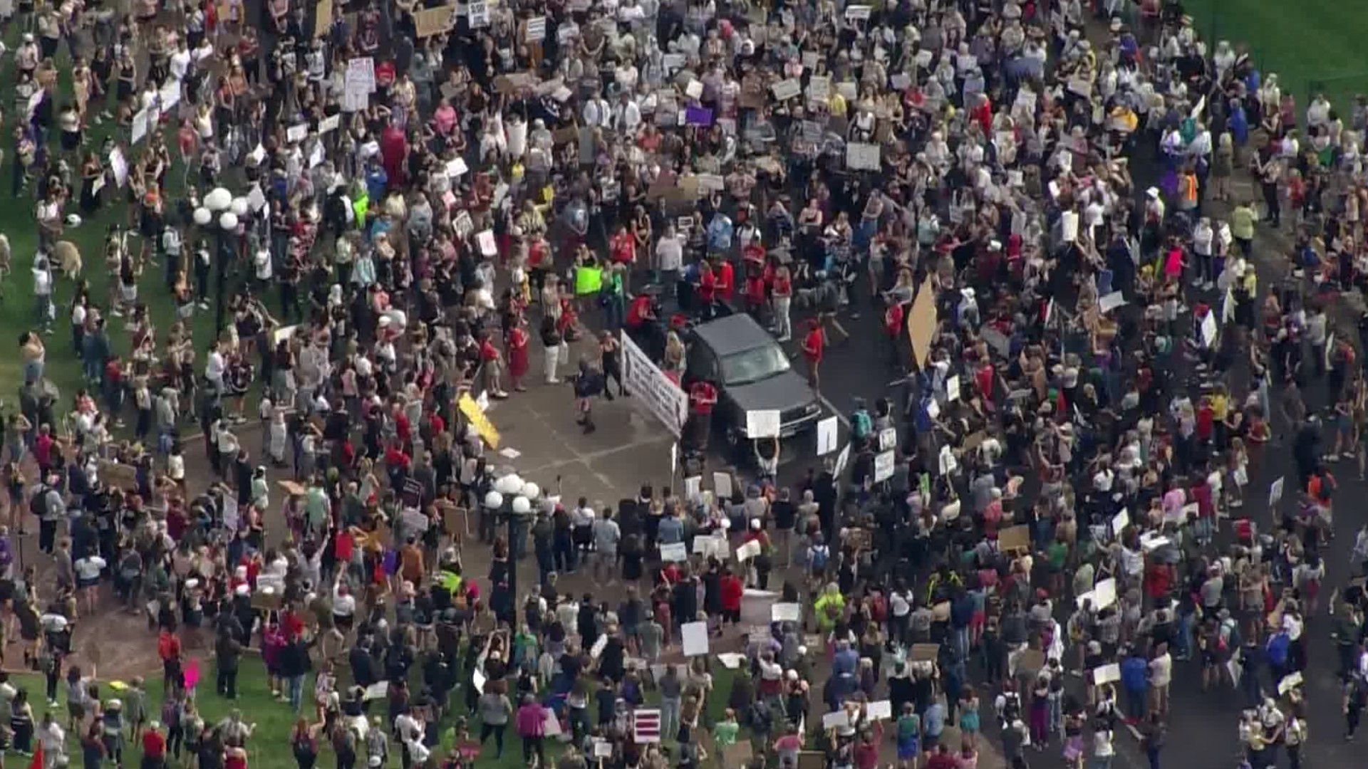 Protesters gather at Colorado Capitol over Roe v. Wade reversal | 9news.com