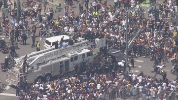 Policía de Denver resulta herido tras ser atropellado por un camión de bomberos en desfile de los Nuggets