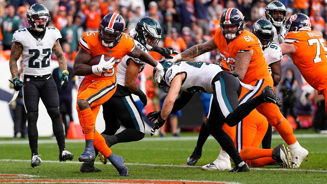 Running back Mike Anderson of the Denver Broncos gives a Mile High Salute  after scoring a touchdown against the Ne…