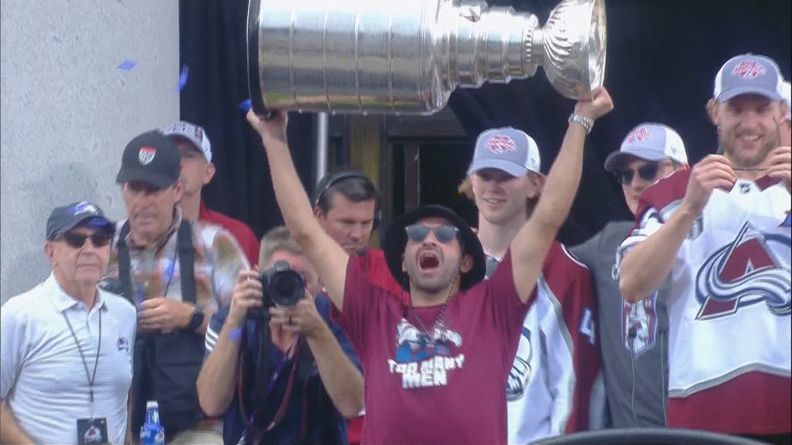 Nazem Kadri trolls with 'too many men' shirt at Avs Stanley Cup parade