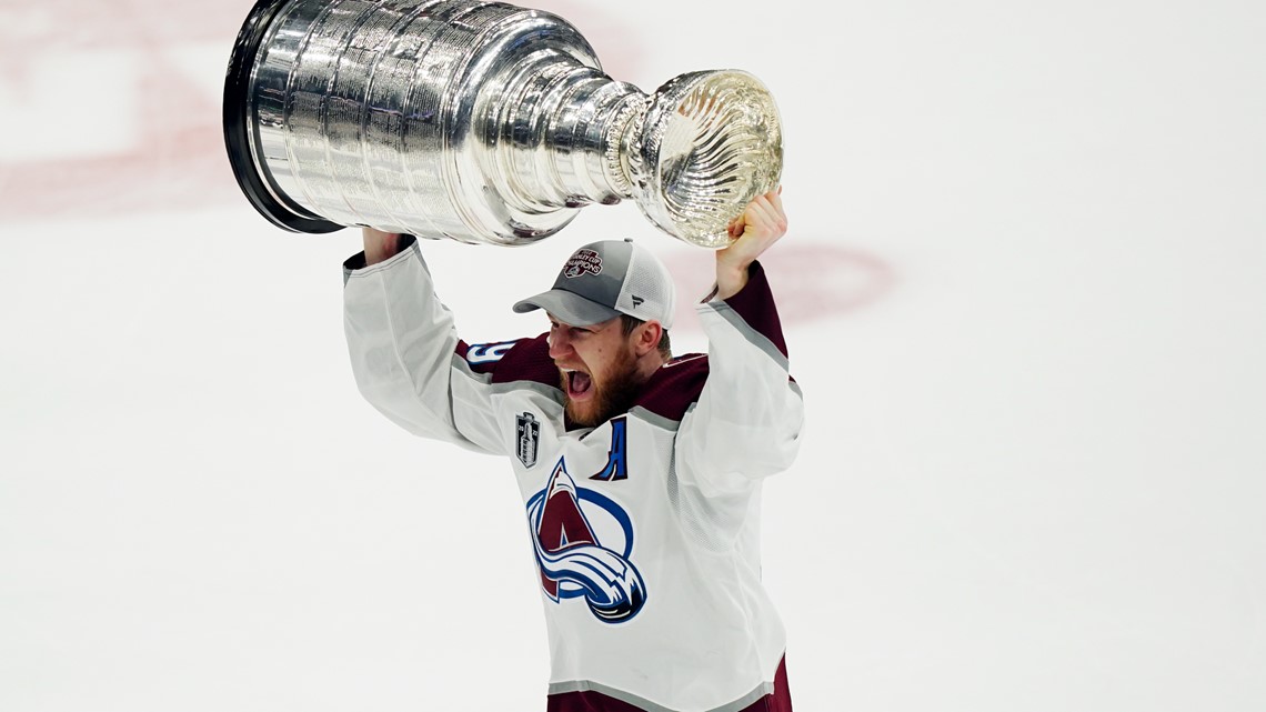 Watch: Avalanche dent Stanley Cup amid on-ice celebration 
