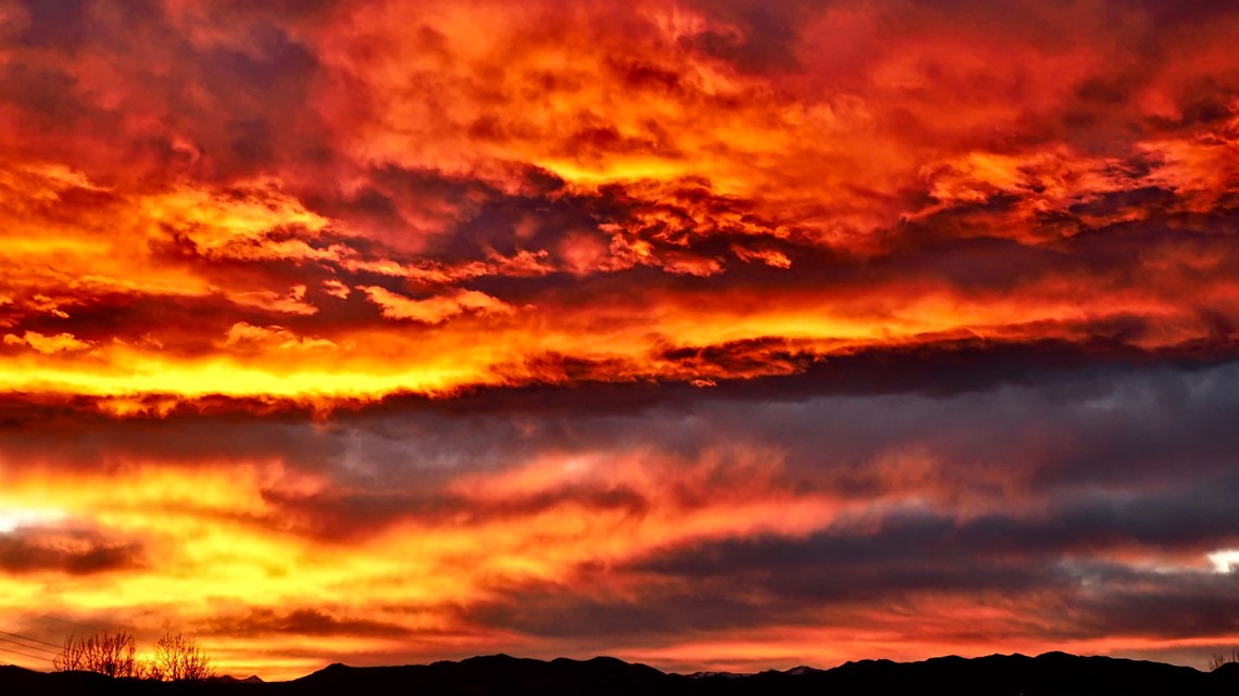 Foto-foto matahari terbenam musim gugur Colorado yang luar biasa pada 30 November 2021
