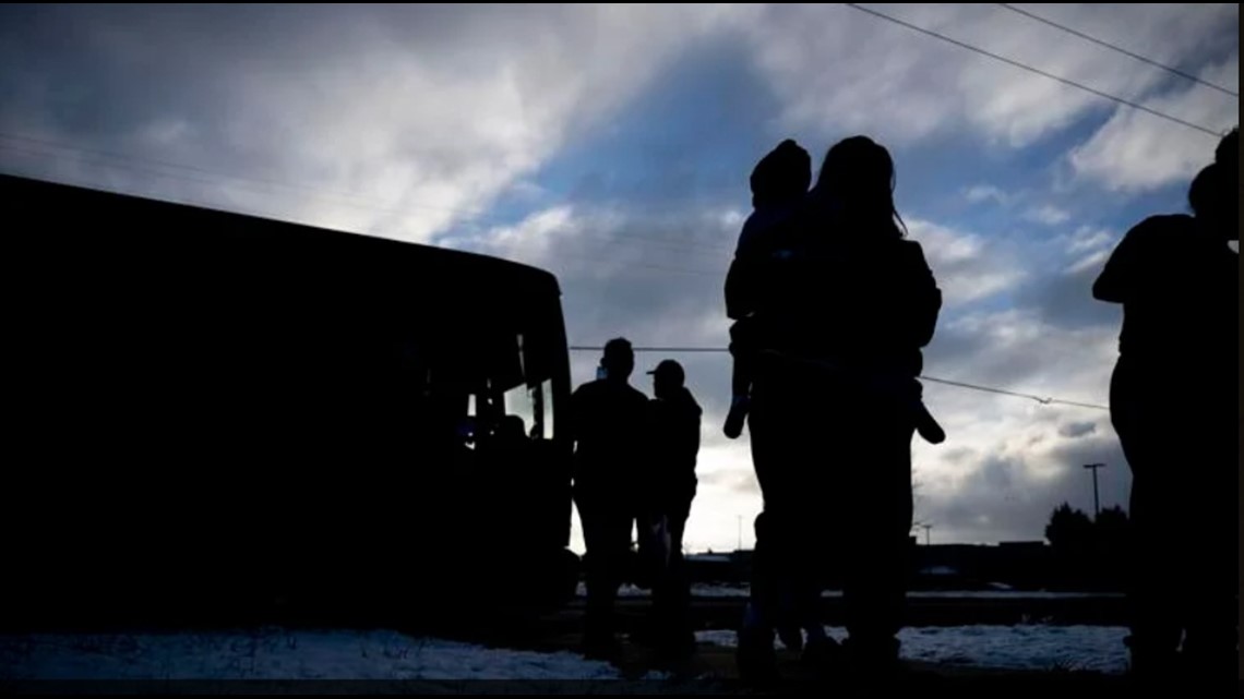 Autobús con 41 migrantes procedente de Texas llega a Denver