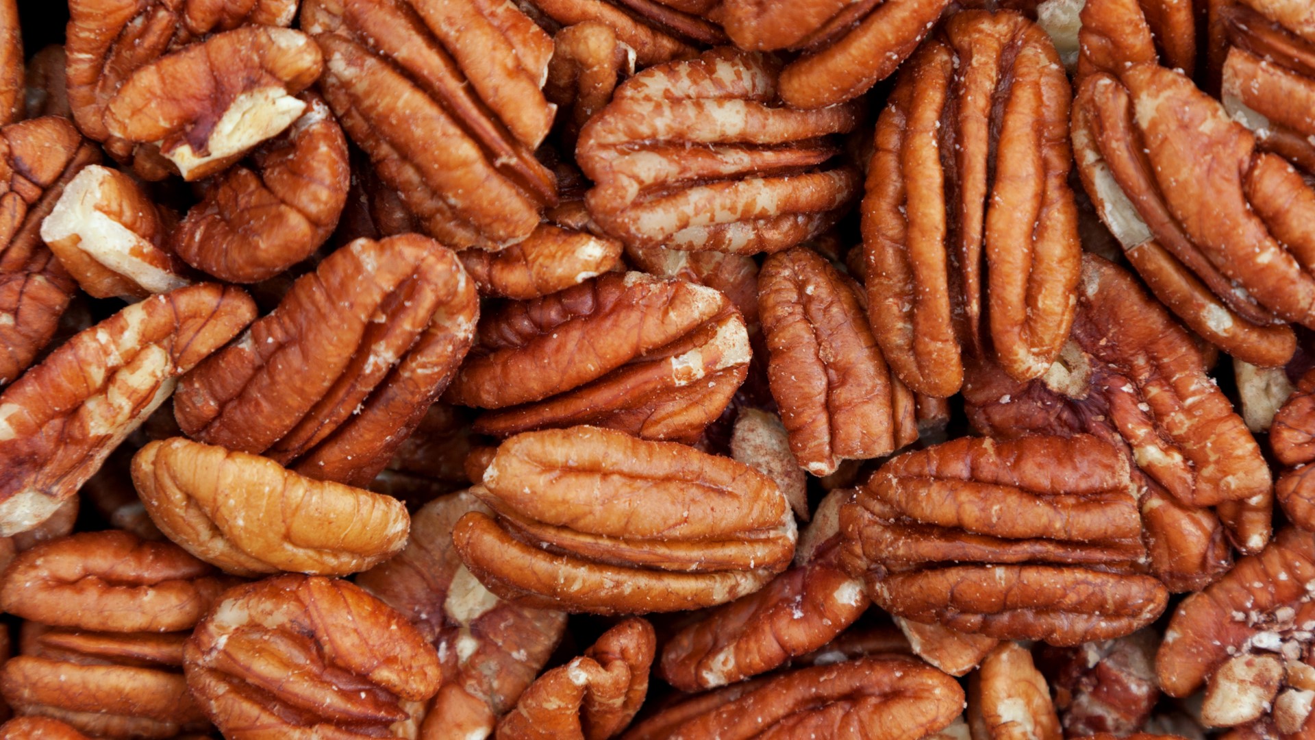 9NEWS Nutritionist Regina Topelson shares easy ways to add nutrient-rich nuts to your diet.