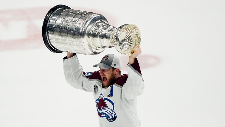 MacKinnon signs 8-year contract extension with Colorado Avalanche