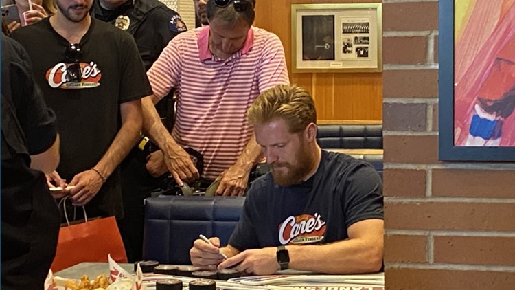Colorado Avalanche captain passes out chicken fingers in Aurora