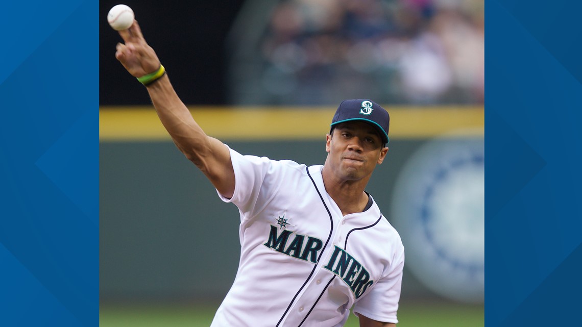 B/R Walk-Off on X: New Broncos' QB Russell Wilson throws out the first  pitch at Rockies' Opening Day ⚾️🏈 @brgridiron Wilson was drafted by  Colorado in 2010 (via @Broncos)  / X