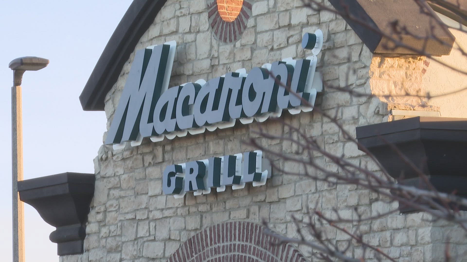 Macaroni Grill closes after failing to pay taxes, leaving employees ...