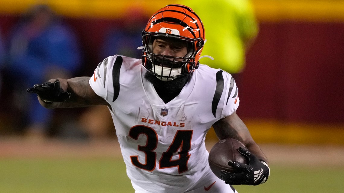 Cincinnati Bengals running back Samaje Perine (34) runs during an NFL  football game against the Kansas City Chiefs, Sunday, Dec. 4, 2022, in  Cincinnati. (AP Photo/Jeff Dean Stock Photo - Alamy