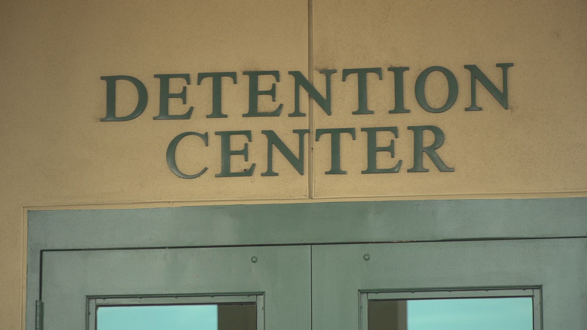 Aurora detention officer accused of excessive force against inmate ...