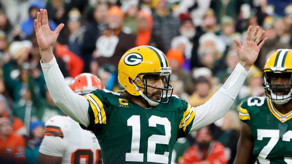 Rodgers breaks Favre's Packers record for career TD passes