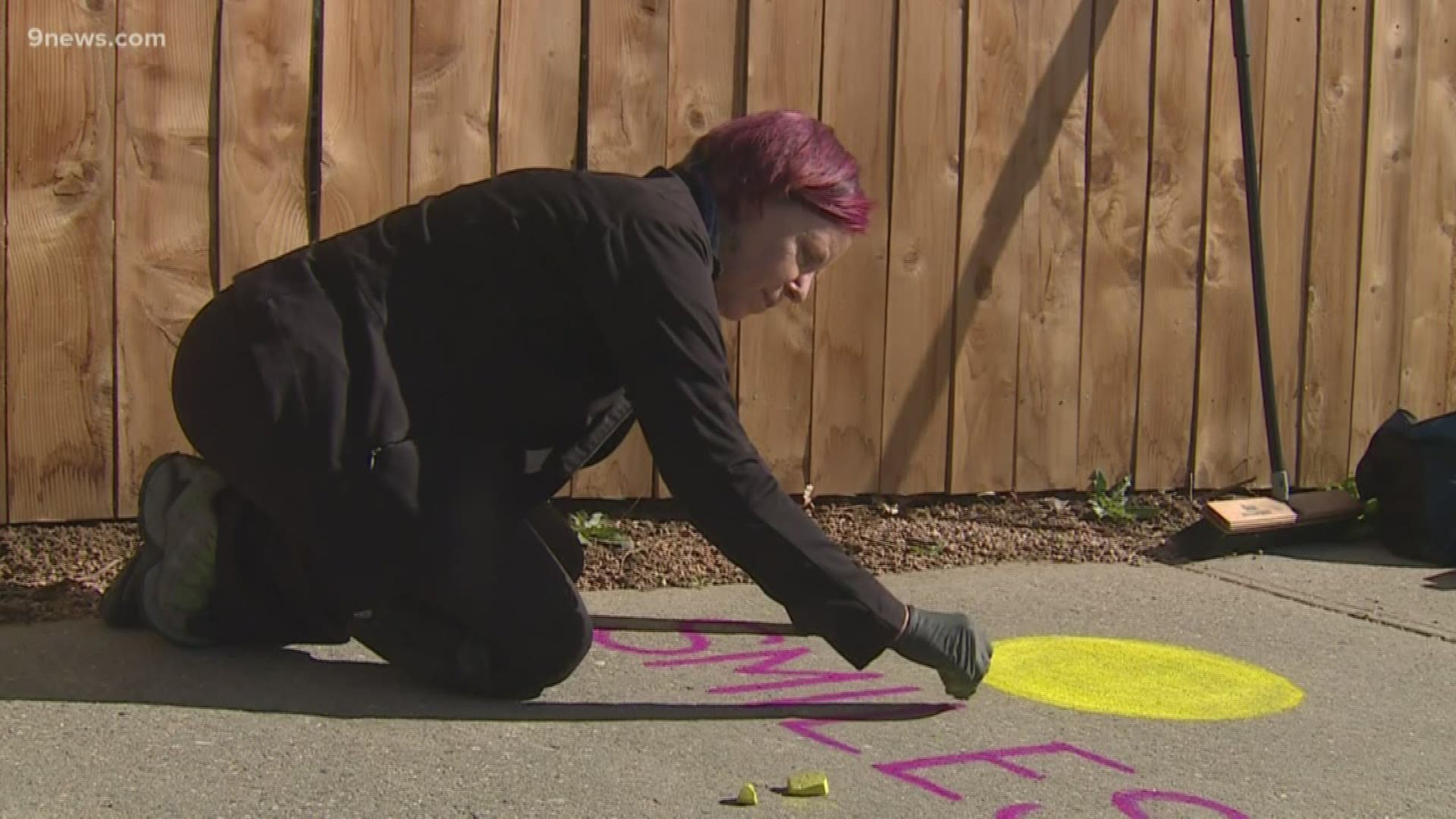 A chalk artist in Aurora is reminding people that smiles are contagious.