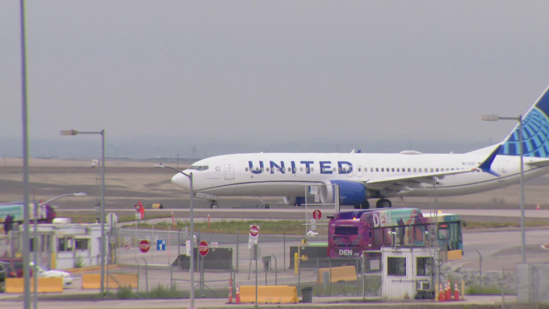 Denver air traffic controllers work without pay during government(02)