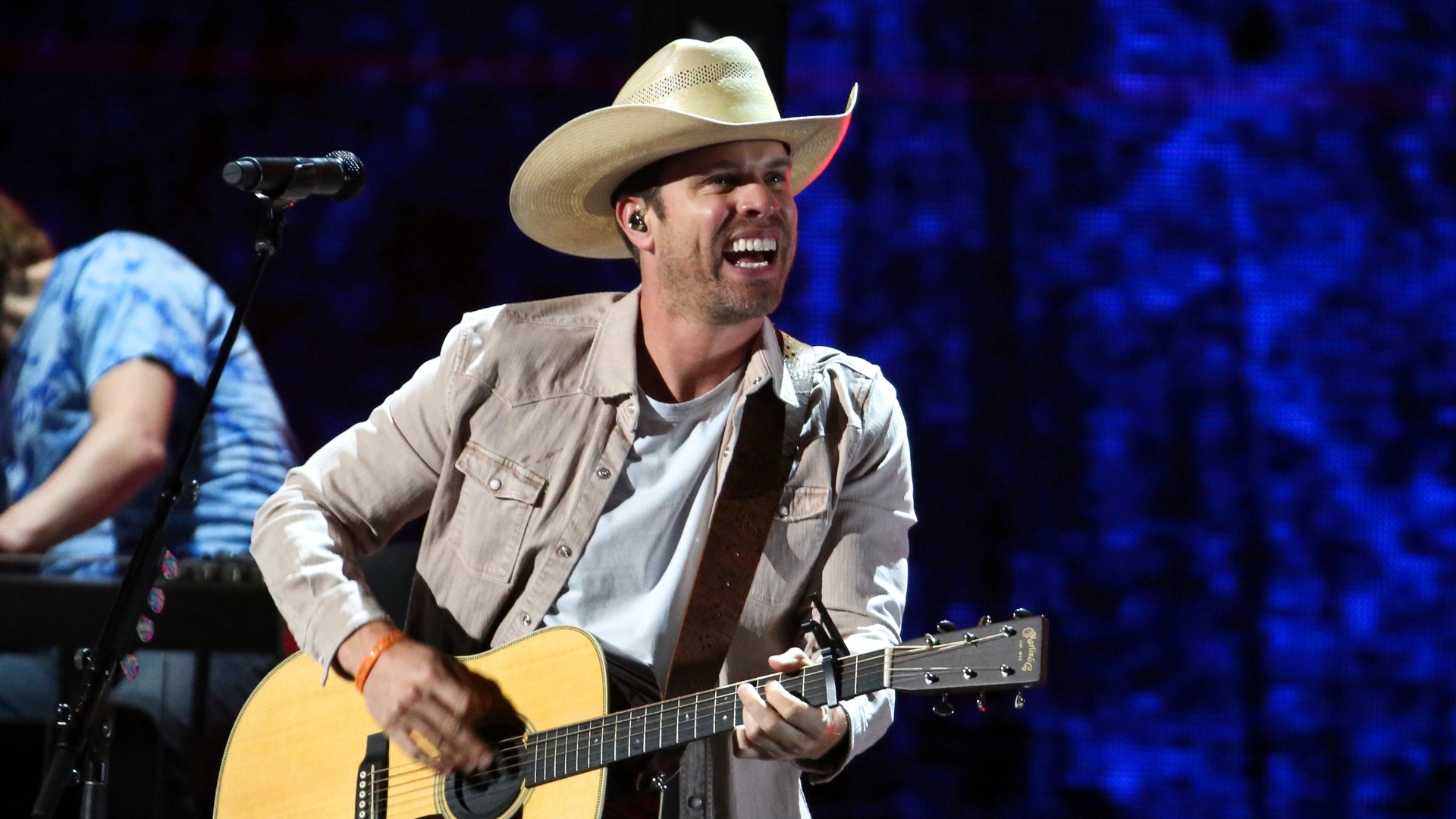 Dustin Lynch to headline Denver Barn Party at Levitt Pavilion