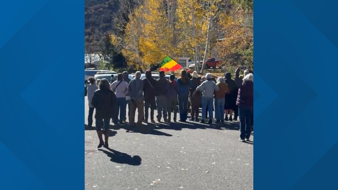 Protesters surround ICE building in Durango over detention of father ...