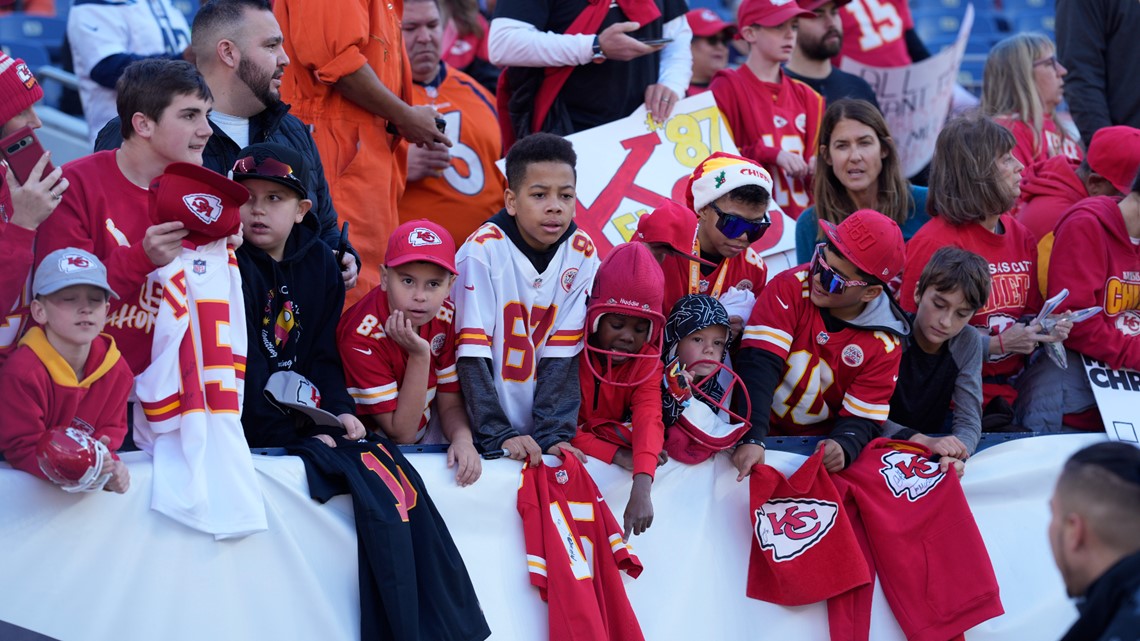 Denver Broncos guard Netane Muti comes onto the field for their NFL  football game against the Kansas City Chiefs, Sunday, Dec. 5, 2021 in  Kansas City, Mo. (AP Photo/Reed Hoffmann Stock Photo - Alamy