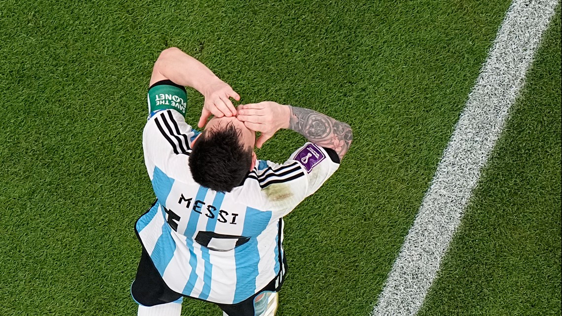 Canelo critica a Messi por la camiseta de la selección mexicana para el Mundial
