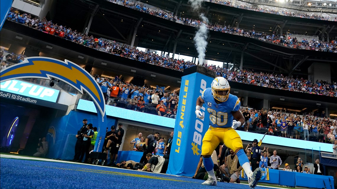 Denver Broncos XX against the Los Angeles Chargers in an NFL football game,  Monday, Oct. 17, 2022, in Inglewood, Calif. Chargers won 19-16. (AP  Photo/Jeff Lewis Stock Photo - Alamy