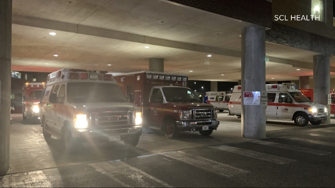 Ambulans disiapkan untuk evakuasi pasien rumah sakit di Lafayette