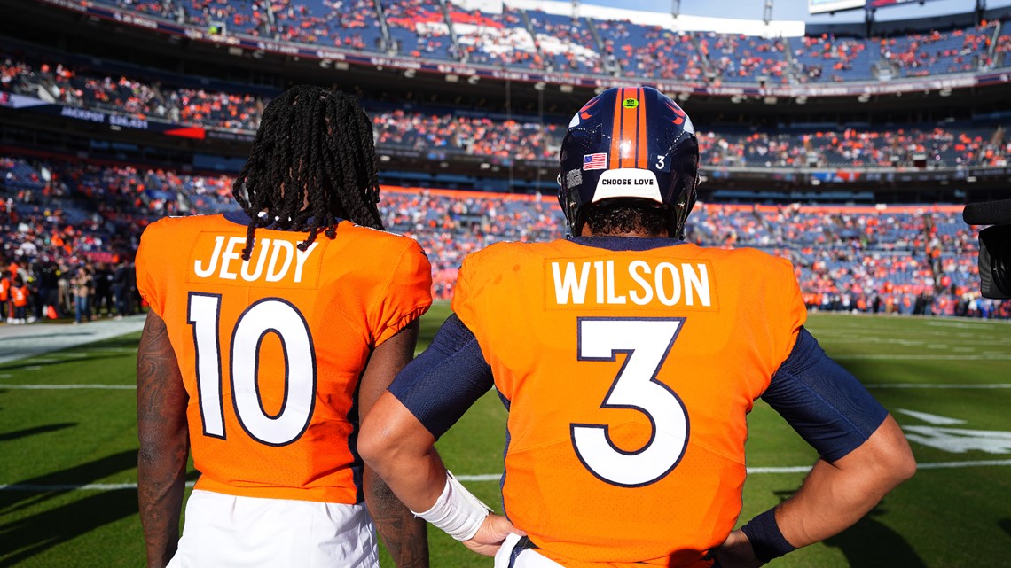 Russell Wilson, Derwin James kneel in prayer before Broncos-Chargers game