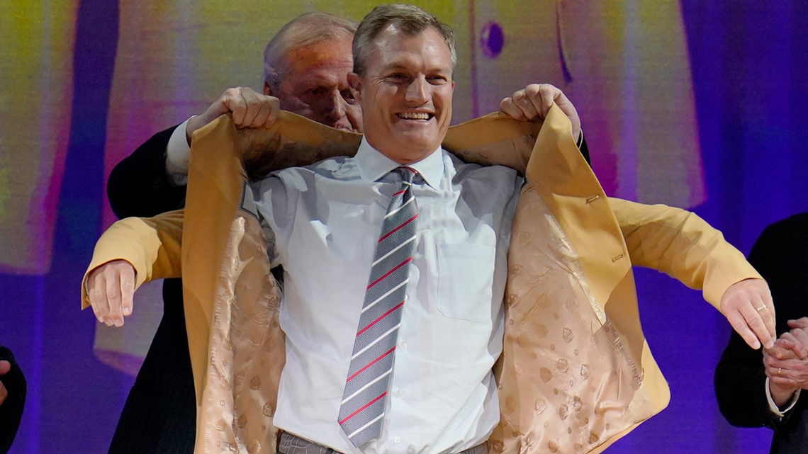 Canton, United States. 07th Aug, 2021. Class of 2020 inductee, Steve Atwater,  kisses his bust during his enshrinement into the Pro Football Hall of Fame  at Tom Benson Hall of Fame Stadium